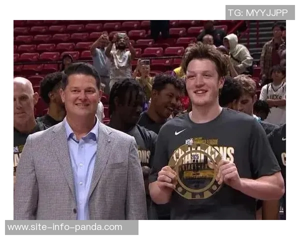 黄蜂主教练透露克尼佩尔X光检查结果正常回到主场后将获取更多信息 黄蜂主教练透露克尼佩尔X光检查结果正常回到主场后将获取更多信息